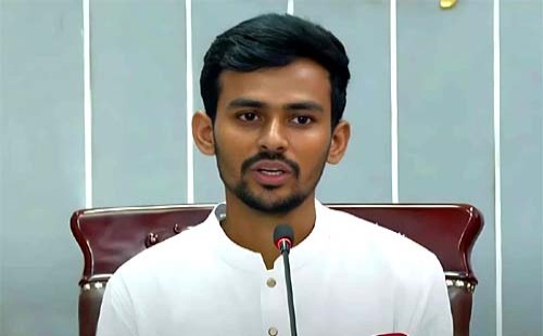 উপদেষ্টা  মাহফুজের   মাথায় পানির বোতল ছুঁড়ে মারায়  উপদেষ্টা আসিফের হতাশা প্রকাশ 